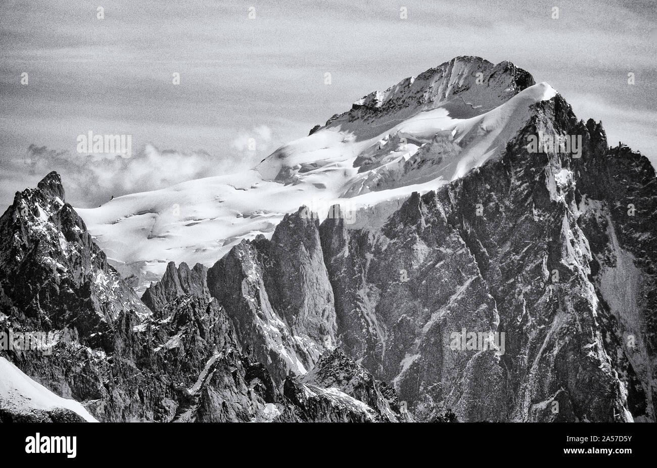 Die Barre des Ecrins, mit der Verschneiten (leicht) north face auf der linken Seite und die schiere (sehr schwer) Süden und Süden Säule rechts. Stockfoto