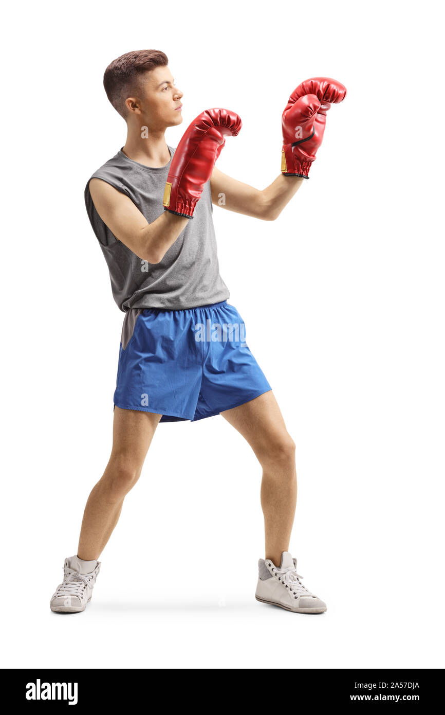 Volle Länge geschossen von einem jungen Kerl Trainieren mit Boxhandschuhen auf weißem Hintergrund Stockfoto
