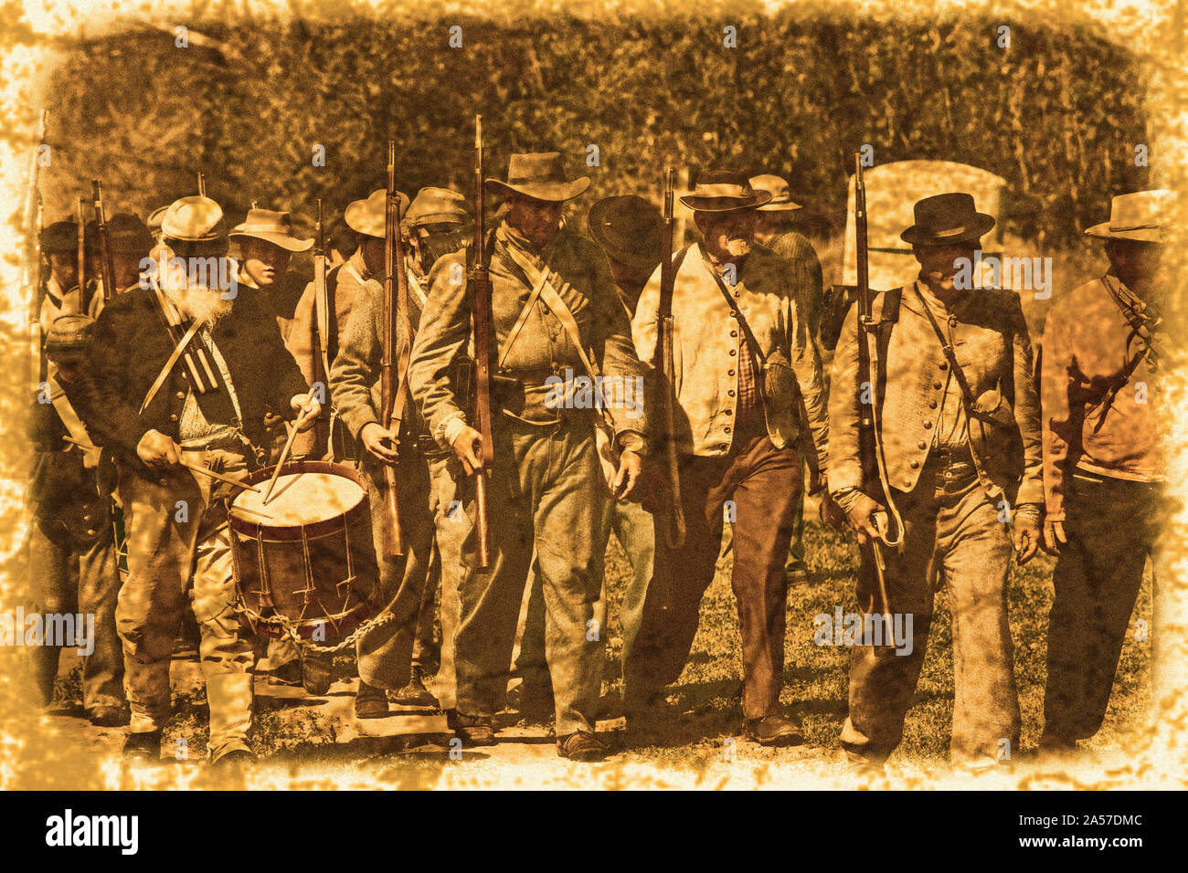 Amerikanischer Bürgerkrieg, re-Enactor marschieren Soldaten wieder auf Lager ist ein Schlagzeuger Beat nach der Schlacht in Vista, CA. Stockfoto