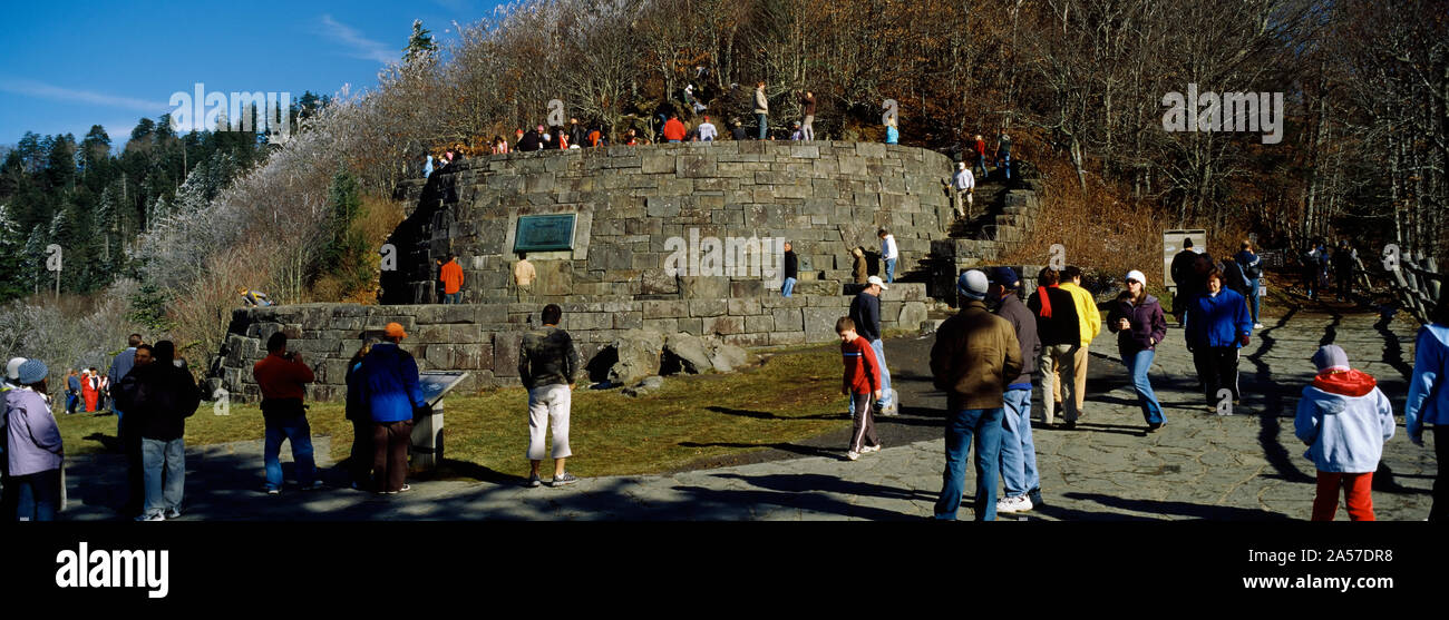 Touristen vor der Gedenkstätte, Laura Spelman Rockefeller Memorial, Great Smoky Mountains National Park, North Carolina, USA Stockfoto