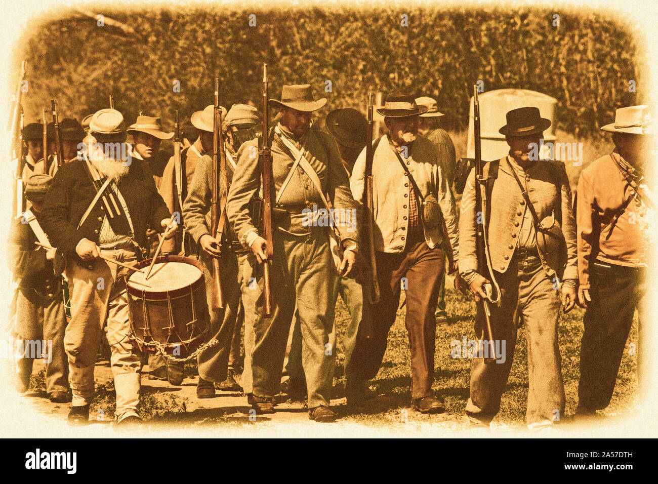 Amerikanischer Bürgerkrieg, re-Enactor marschieren Soldaten wieder auf Lager ist ein Schlagzeuger Beat nach der Schlacht in Vista, CA. Stockfoto