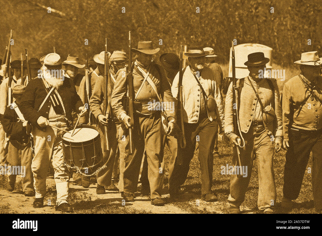 Amerikanischer Bürgerkrieg, re-Enactor marschieren Soldaten wieder auf Lager ist ein Schlagzeuger Beat nach der Schlacht in Vista, CA. Stockfoto