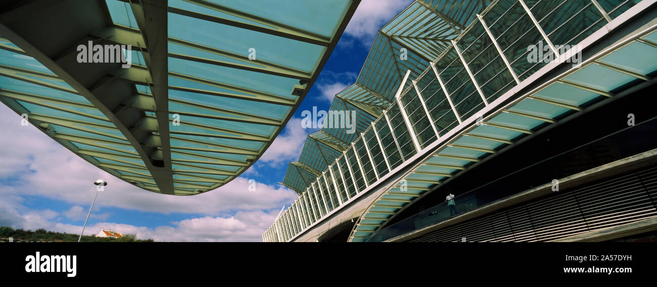 Low Angle Blick auf einen Bahnhof, Bahnhof Oriente, Lissabon, Portugal Stockfoto