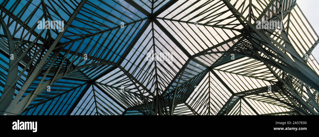 Low Angle View der Decke einer Bahnhof, Bahnhof Oriente, Lissabon, Portugal Stockfoto