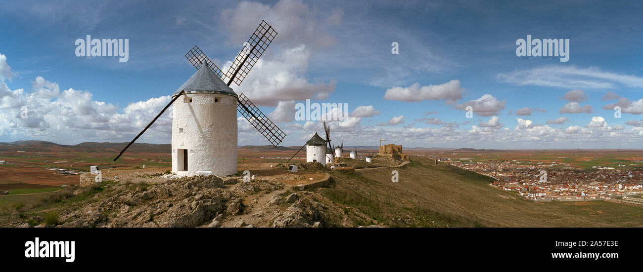 Traditionelle Windmühle auf einem Hügel, Consuegra, Toledo, Kastilien-La Mancha, Provinz Toledo, Spanien Stockfoto