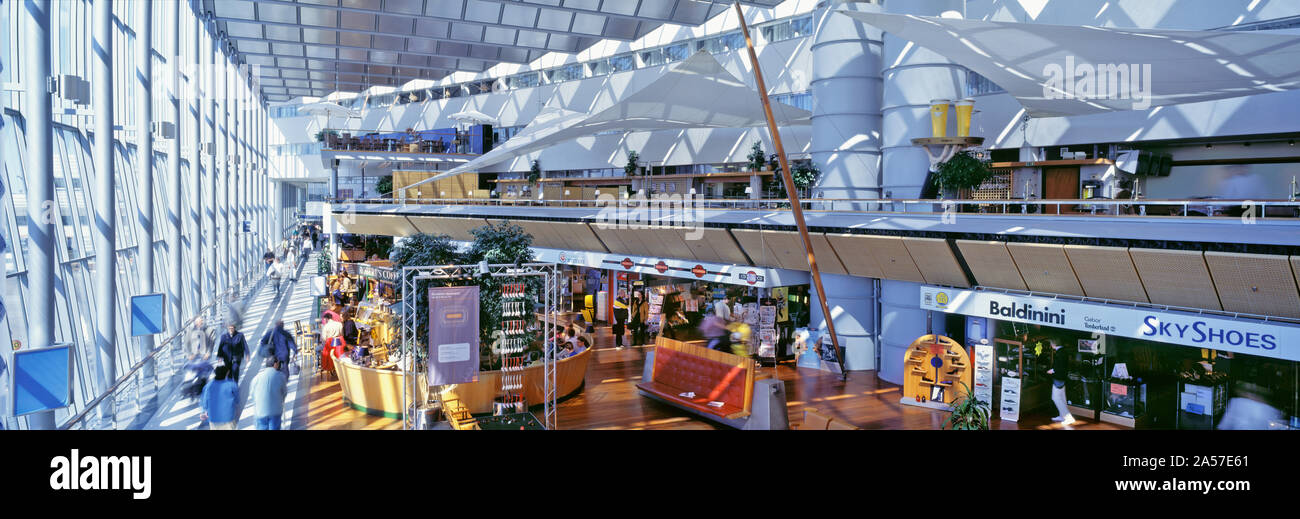 Passagiere gehen an einem Flughafen, Flughafen Arlanda, Sigtuna, Stockholm, Schweden Stockfoto