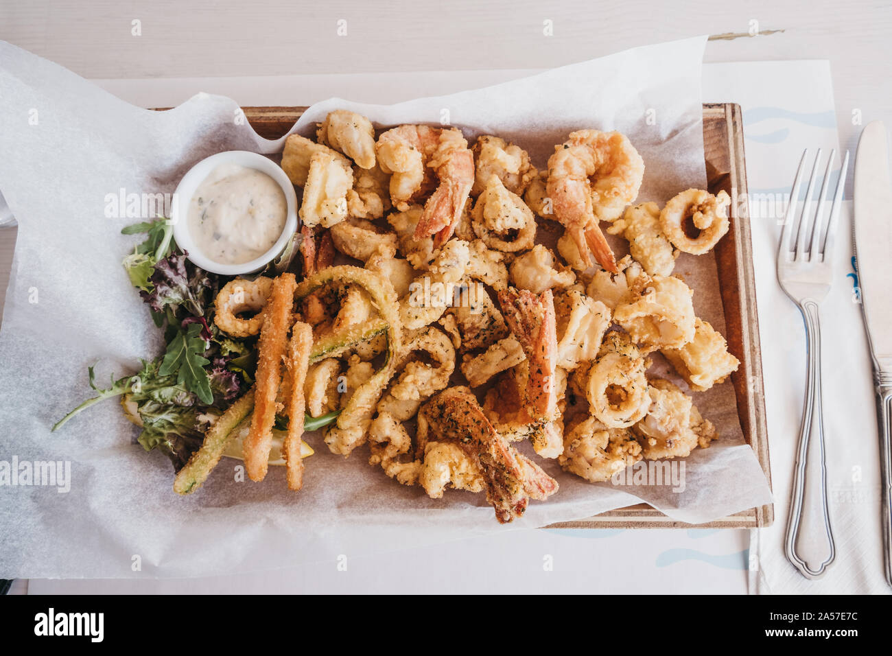 Frito misto (zerschlagene frittierte Meeresfrüchte abwechslungsreiches) serviert auf einem Holz- Fach in einem Restaurant, selektive konzentrieren. Stockfoto