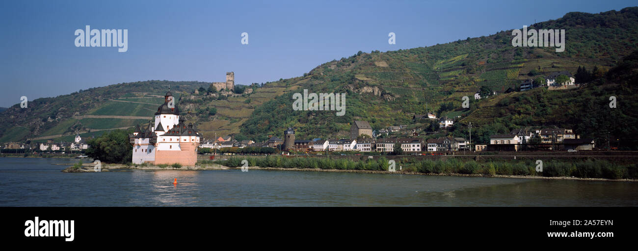 Schloss an der Waterfront, Pfalz Schloss, Rhein, Kaub, Koblenz, Rheinland-Pfalz, Deutschland Stockfoto