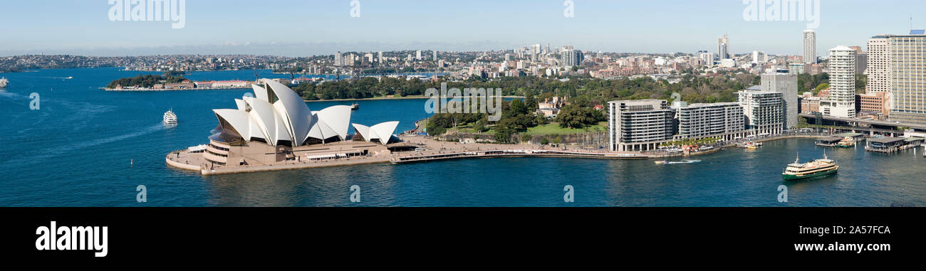 Hohe Betrachtungswinkel und einer Stadt, Sydney Opera House, Circular Quay, Sydney, Sydney, New South Wales, Australien Stockfoto