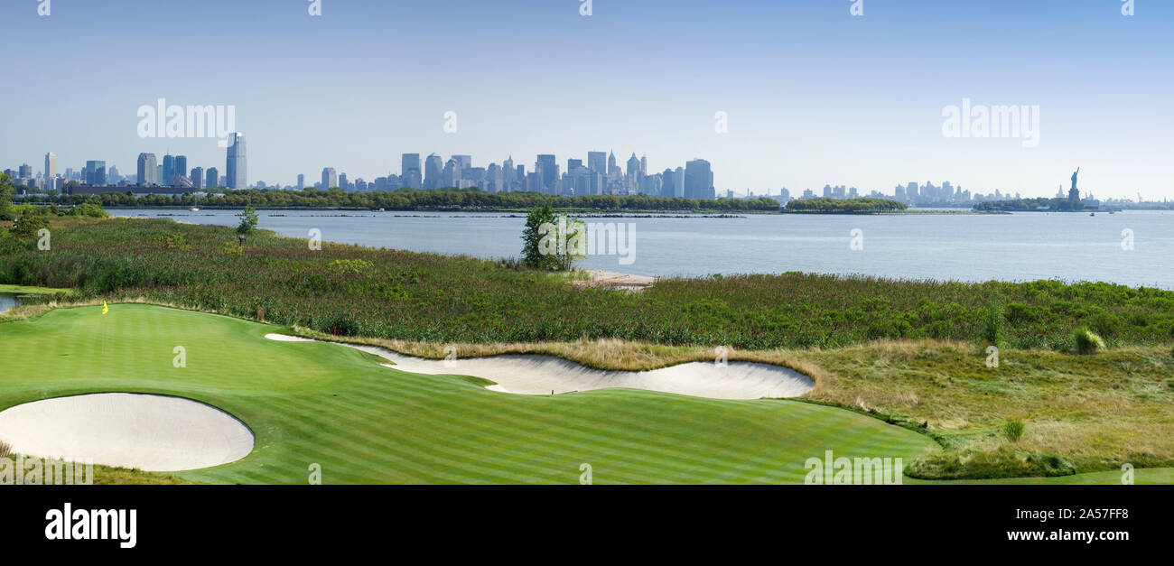 Liberty National Golf Club mit Lower Manhattan und die Freiheitsstatue im Hintergrund, Jersey City, New Jersey, USA Stockfoto