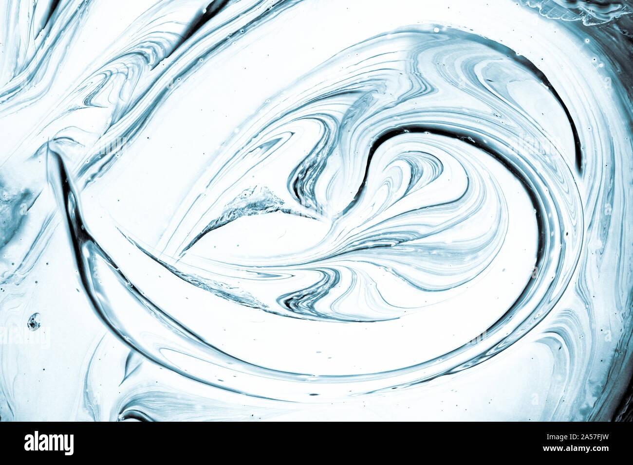 Weiche abstrakt Hintergrund, Blick von oben auf die blauen und weißen wirbelte Farbe Textur. Stockfoto