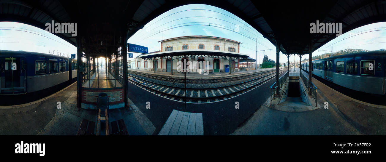 360 Grad Blick auf einen Bahnhof, Estaque, Bouches-du-Rhone, Frankreich Stockfoto