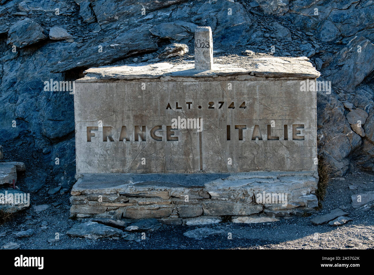 Eine Höhenmarkierung auf der Colle dell'Agnello, zwischen Italien und Frankreich. Col Agnel Stockfoto