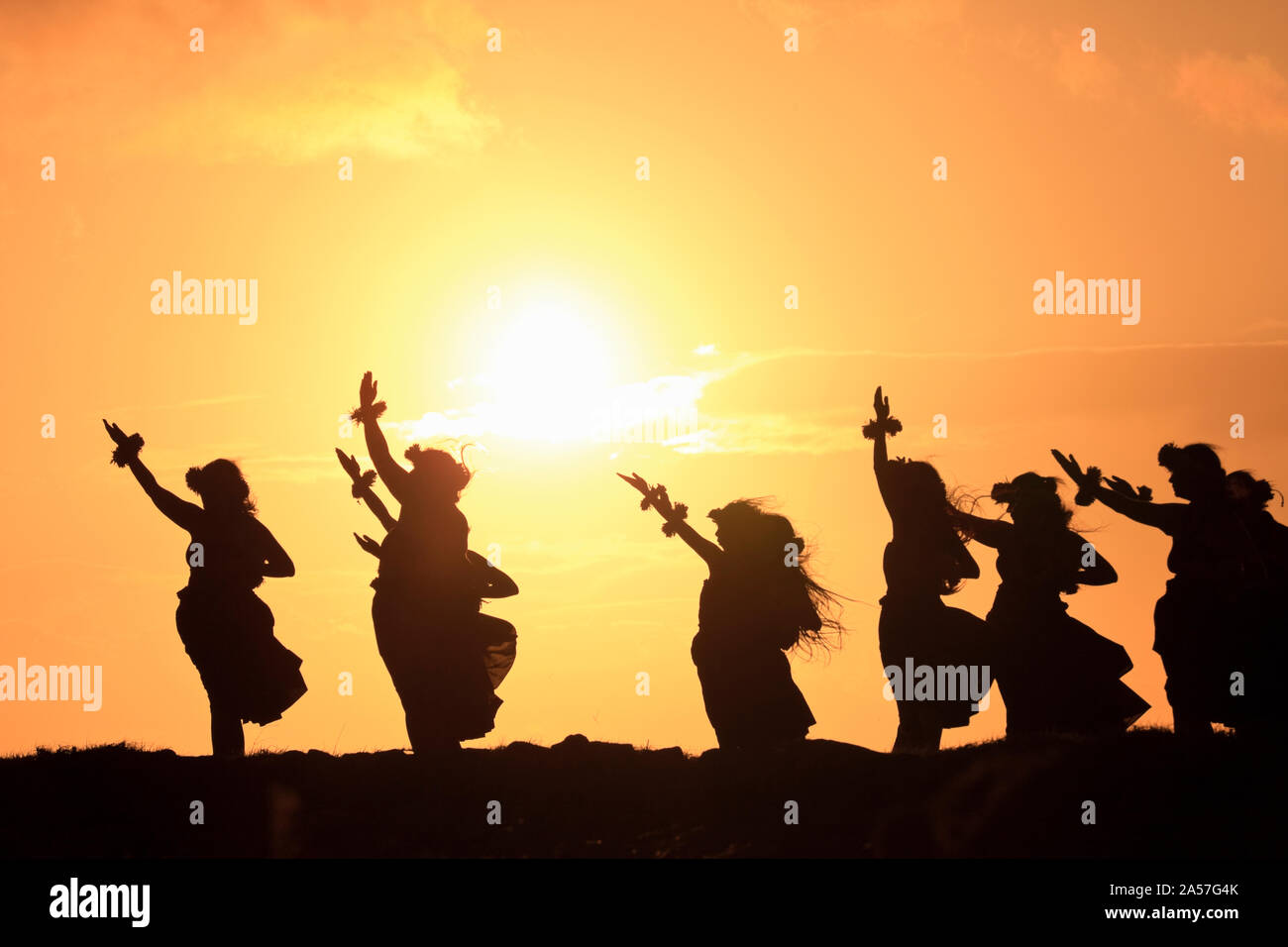 Silhouette von Hula Tänzer bei Sonnenaufgang, Molokai, Hawaii, USA Stockfoto
