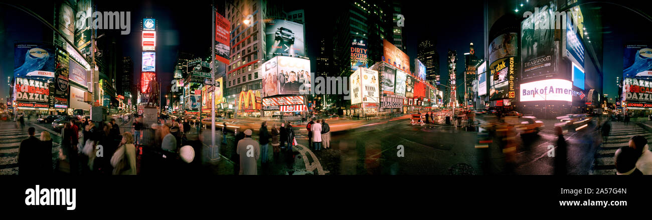 360 Grad Ansicht der Gebäude nachts beleuchtet, Times Square, Manhattan, New York City, New York State, USA Stockfoto