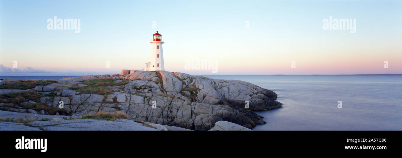 Leuchtturm an der Küste, Peggy's Point Lighthouse, Peggy's Cove, Halifax Regional Municipality, Nova Scotia, Kanada Stockfoto