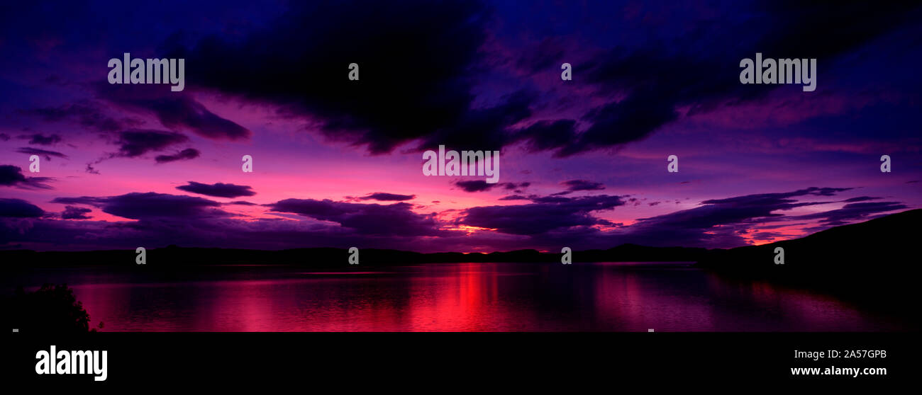 Sonnenuntergang über eine Insel von Applecross Halbinsel, Isle of Skye, Innere Hebriden, Hebriden, Schottland gesehen Stockfoto