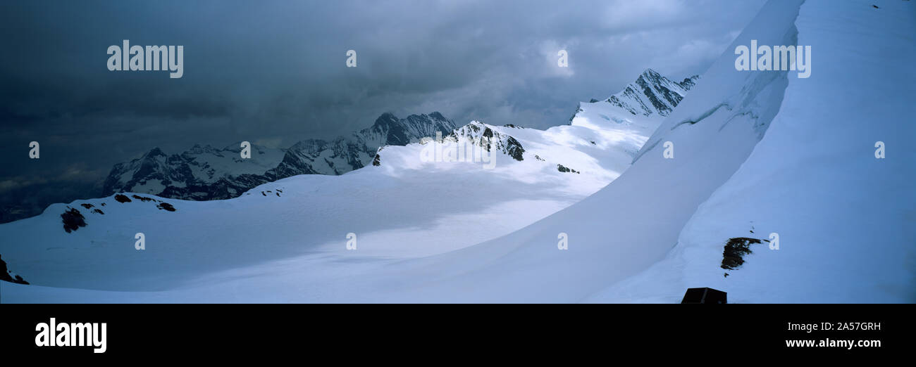 Schneebedeckte Berge, Berner Oberland, Kanton Bern, Schweiz Stockfoto