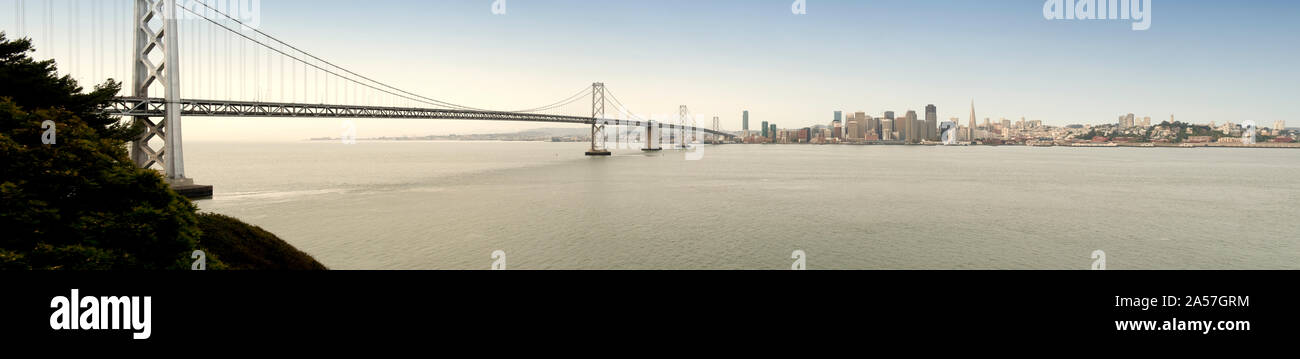 Hängebrücke über eine Bucht, die Bay Bridge, San Francisco Bay, San Francisco, Kalifornien, USA Stockfoto