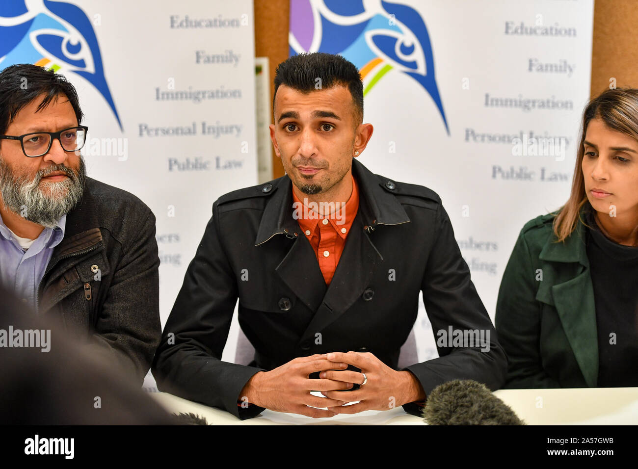 Die Mitglieder der Protestgruppe Shakeel Afsar (Mitte) zusammen mit Amir Ahmed (links) und Rosina Afsar (rechts) bei einer Pressekonferenz im Zentrum von Birmingham, nachdem ein Richter seine Entscheidung über einen Antrag vorbehalten hatte, eine Protestausschlusszone um die Anderton Park Primary School in Birmingham zu behalten. Stockfoto