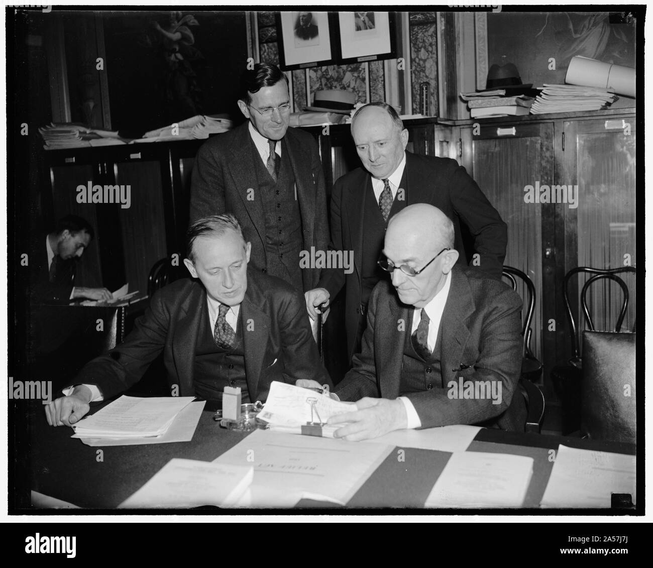 W.P.A. Administrator erscheint vor dem Senate Appropriations Committee. Washington, D.C., den 17. Mai. Harry Hopkins, Leiter der W.P.A. bezeugte vor dem Senat Mittel Ausschuss heute, dass ca. 2.800.000 Personen auf Befreiung sind. Mit den Mitgliedern des Ausschusses, Hopkins gezeigt, links Stockfoto