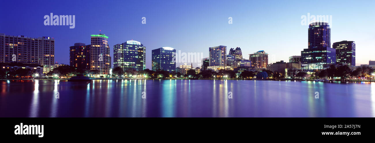 Gebäude beleuchtet in der Nacht in einer Stadt, Lake Eola, Orlando, Orange County, Florida, USA Stockfoto