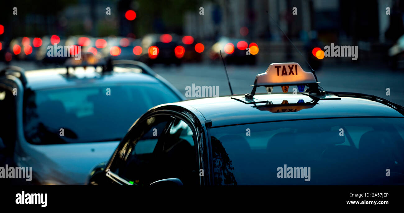 Taxis auf der Straße, Paris, Ile-de-France, Frankreich Stockfoto