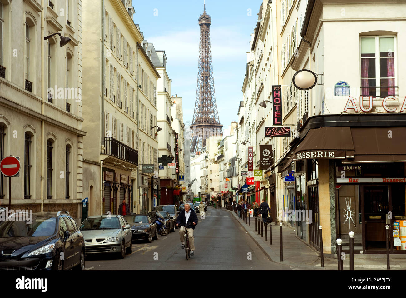 Gebäude in einer Stadt mit einem Turm im Hintergrund, Eiffelturm, Paris, Ile-de-France, Frankreich Stockfoto