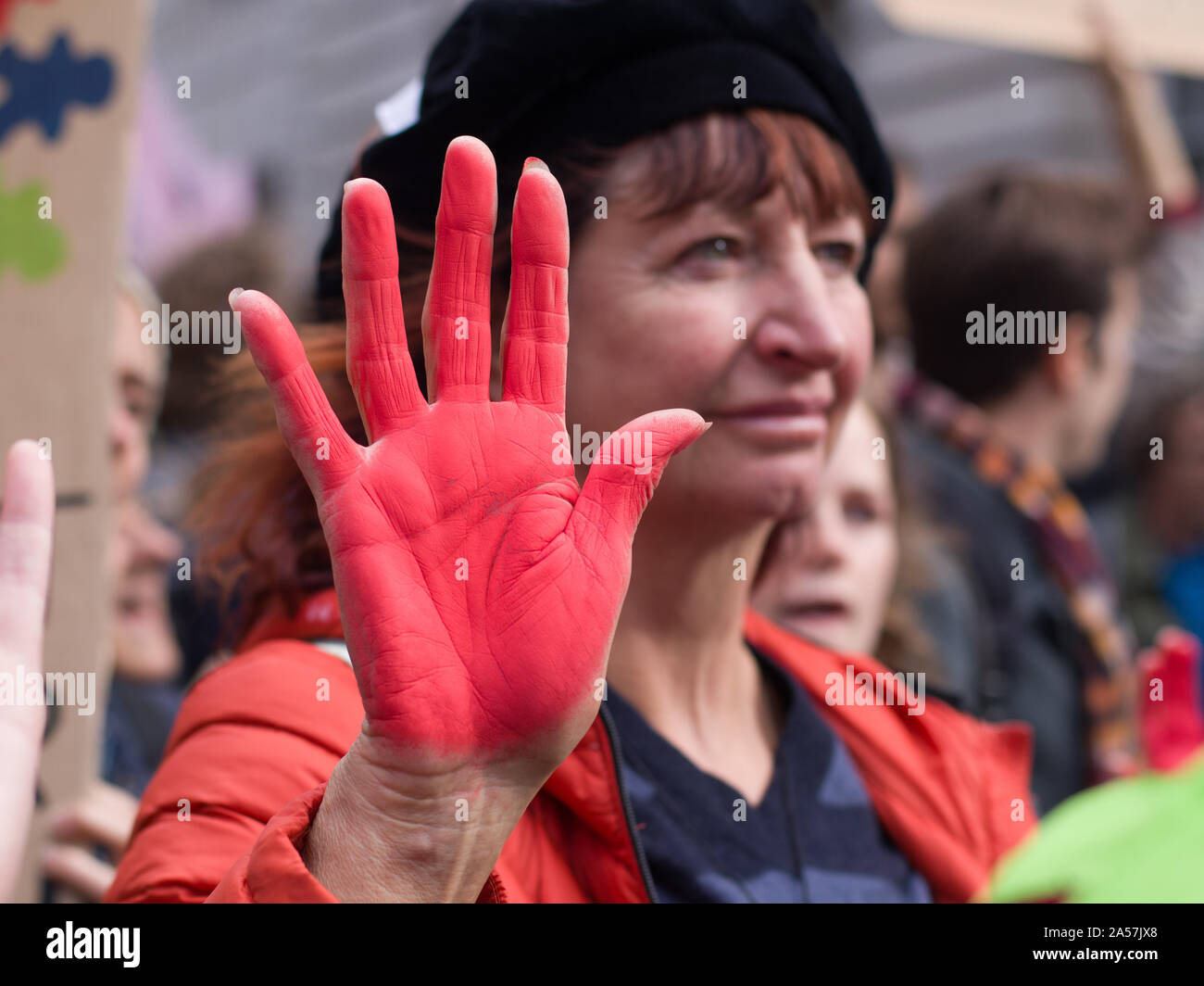 Whitehall, London, UK. 18. Oktober 2019. Umweltaktivisten Aussterben Rebellion, Rebellion, Familien und junge Kinder Protest entlang Whitehall vor den Toren von Downing Street zu erreichen. Aktivisten singen und ihre Hände, die bemalt sind rote Blutkörperchen zu symbolisieren. Die Demonstranten fordern entschlossenes Handeln der Regierung des Vereinigten Königreichs auf der globalen ökologischen Krise. Stockfoto