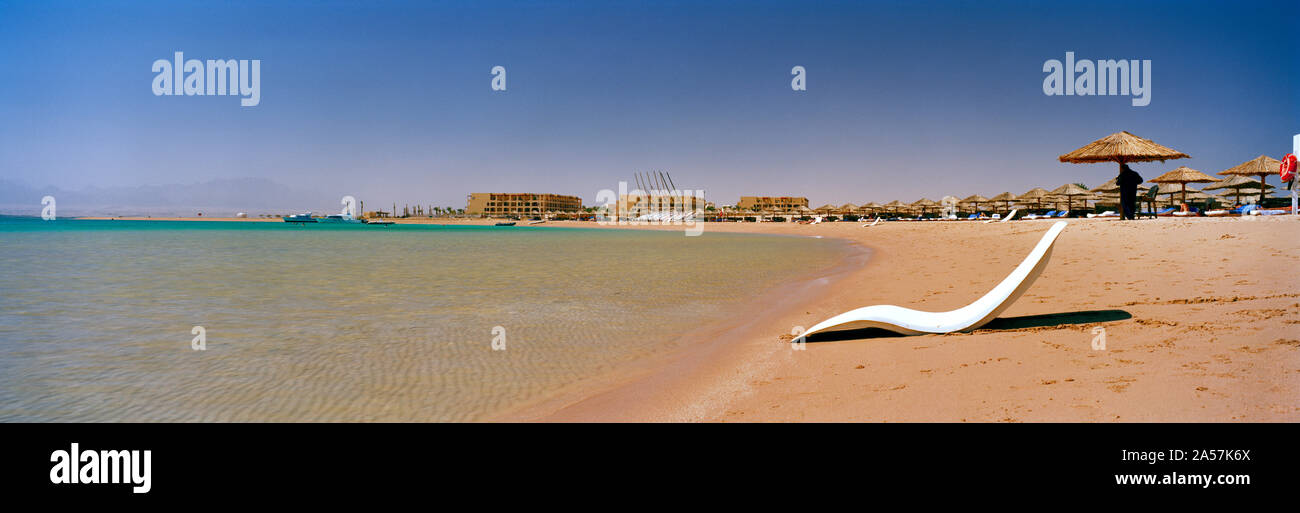 Chaiselongue am Strand, Soma Bay, Hurghada, Ägypten Stockfoto