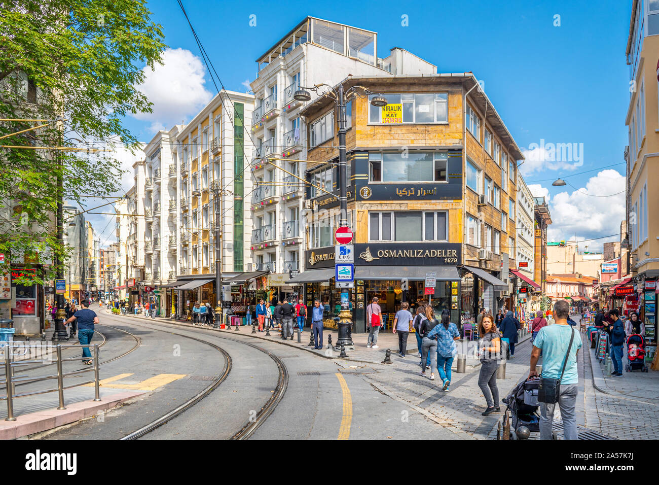 Touristen und Einheimische Türken genießen Sie einen Sommer Tag im Stadtteil Sultanahmet von Geschäften und Cafés in Istanbul, Türkei. Stockfoto