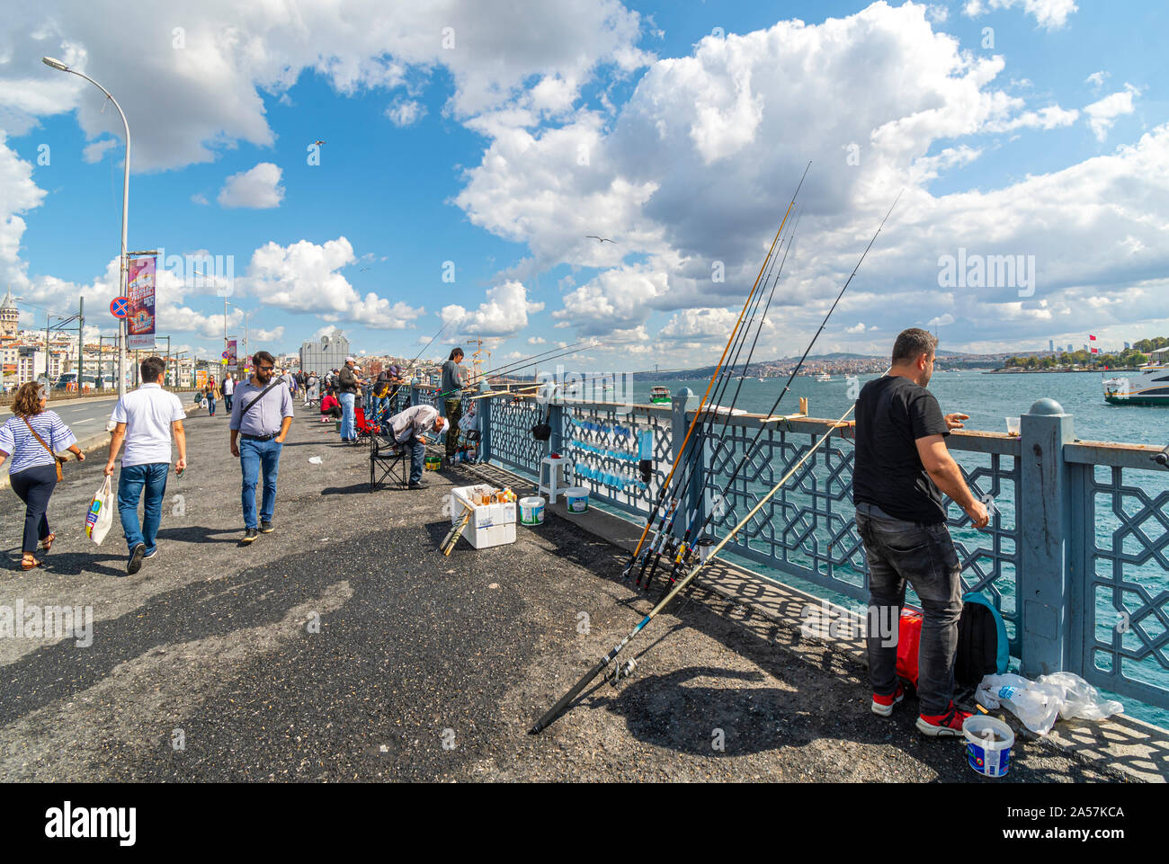 Lokale türkische Fischer ihre Angeln aus der Galata Brücke über den Bosporus, das Goldene Horn. Stockfoto