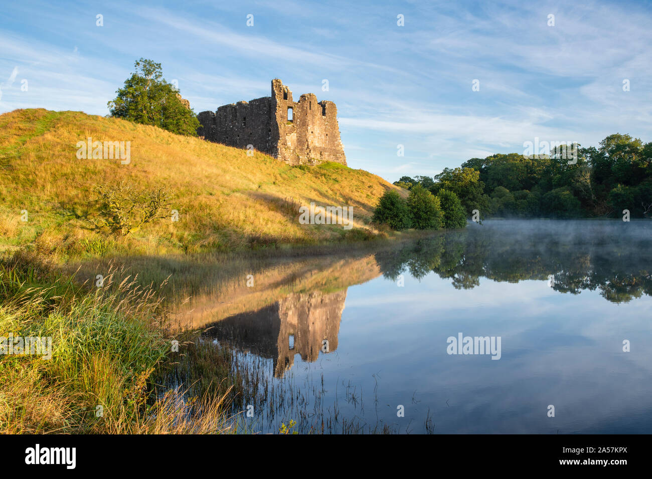 Morton Castle und Loch bei Sonnenaufgang in den Hügeln über Nithsdale, in Dumfries und Galloway, Scottish Borders, Schottland Stockfoto