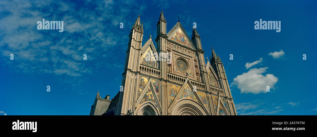 Low Angle View einer Kathedrale, Dom von Orvieto, Orvieto, Umbrien, Italien Stockfoto