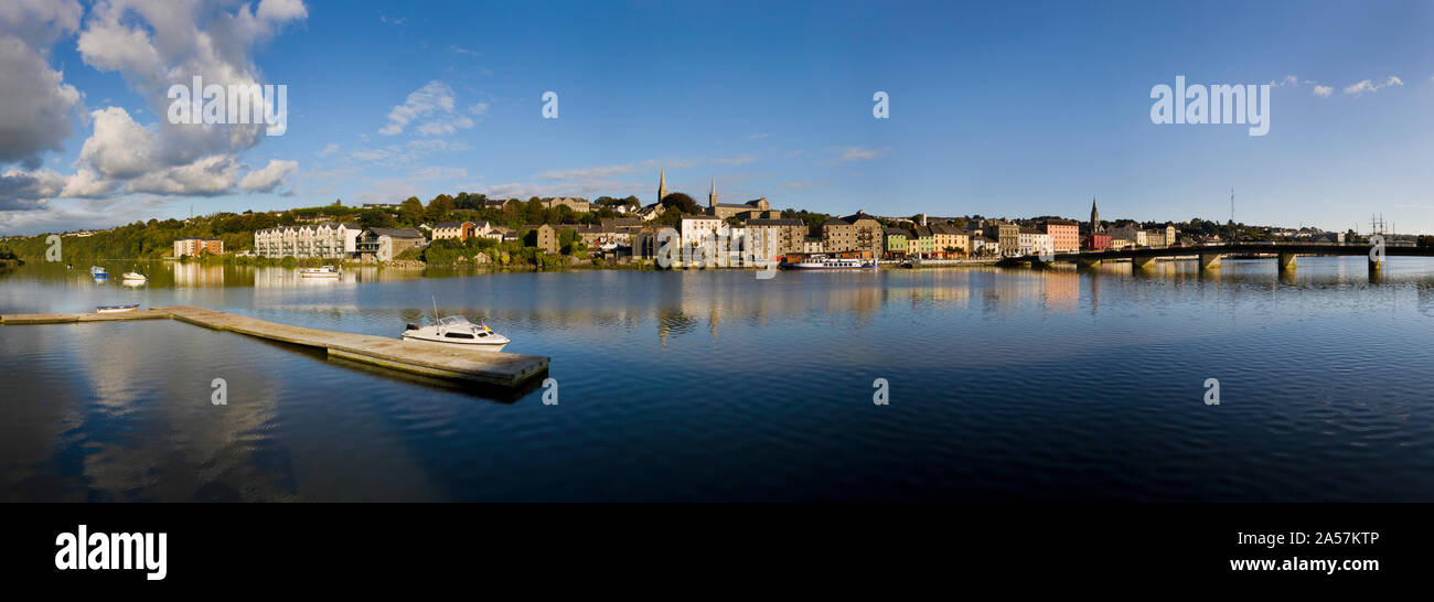 Gebäude an der Uferpromenade, New Ross, Fluss Barrow, County Wexford, Republik von Irland Stockfoto