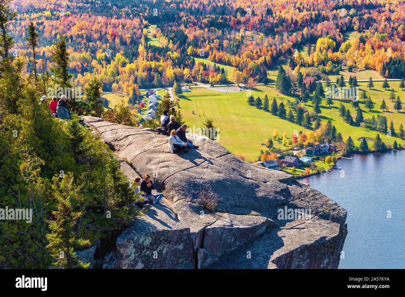 Coaticook, CA - 13. Oktober 2019: Blick über Lyster See vom Gipfel des Mount Pinacle, in die Herbstsaison. Stockfoto