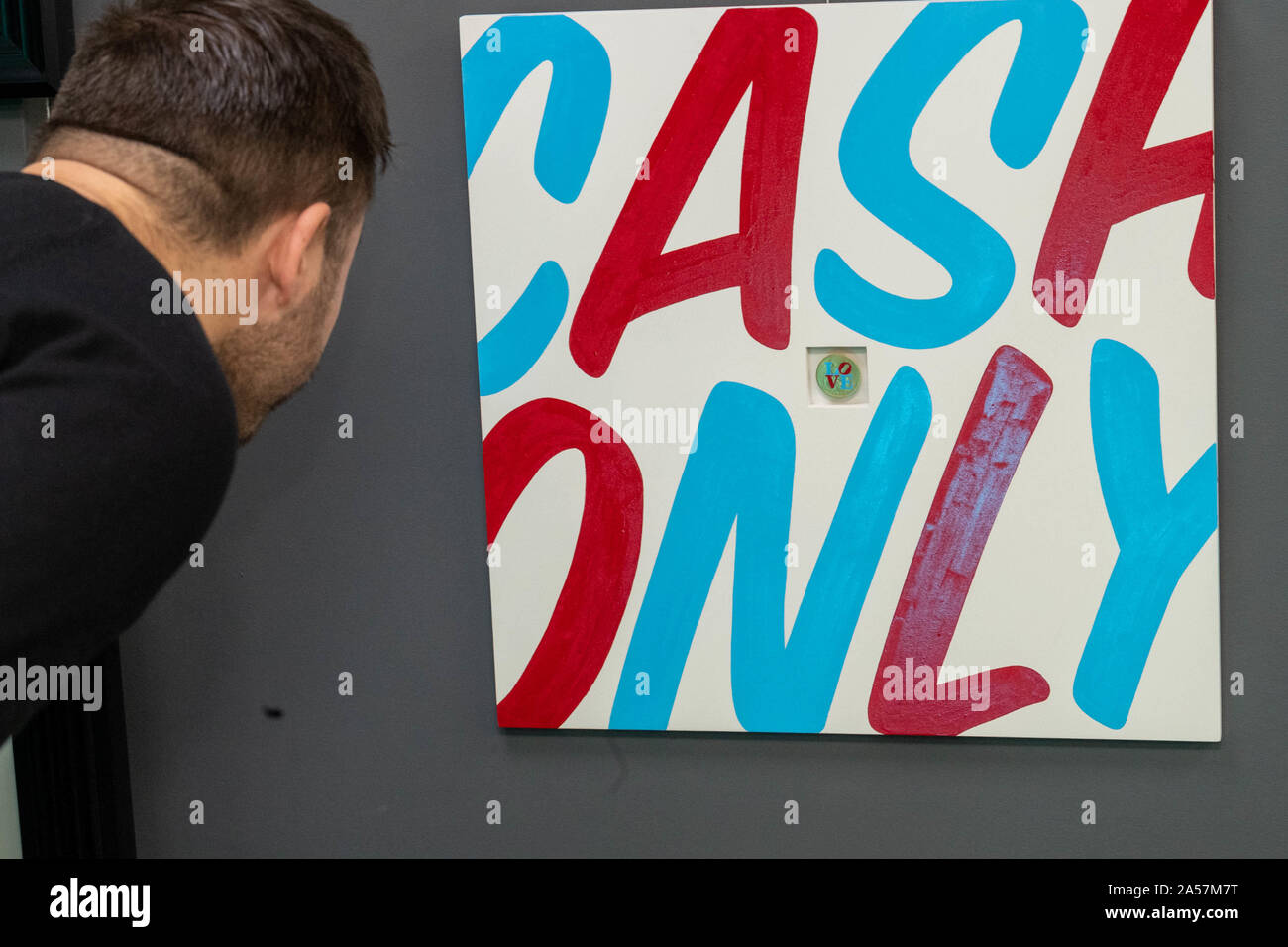 Brentwood Essex, UK. Okt, 2019 18. Kunst Ausstellung in der Penny Black Gallary, Brentwood Essex von ruhigen britischen Akzent, die Sharon und Jason Gale Gale, ein Künstler Duo in die volkssprachen Schriftzug und Slang das Duo interessiert für Ihre # pennydrops bekannt geworden, handgemalt Vor- Pennies manchmal auf den Straßen Kredit Links: Ian Davidson/Alamy leben Nachrichten Stockfoto