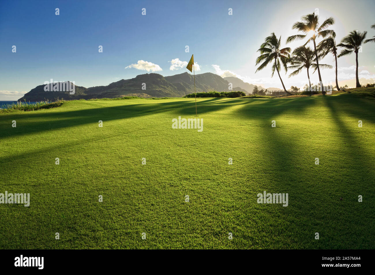 Golf Flagge in einen Golfplatz, Kauai Lagoons, Kauai, Hawaii, USA Stockfoto