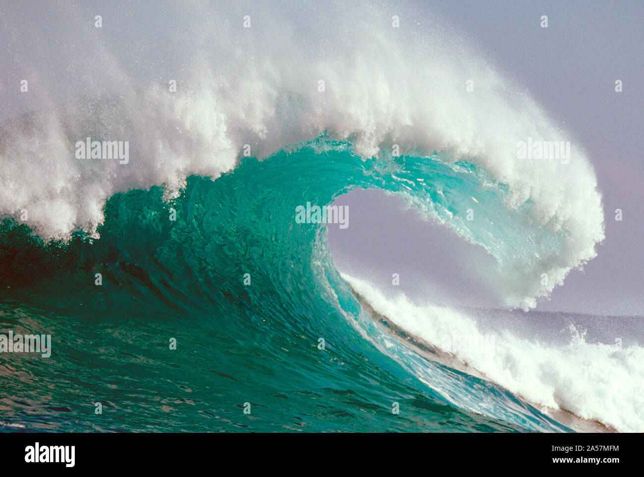 Wellen planschen im Meer Stockfoto