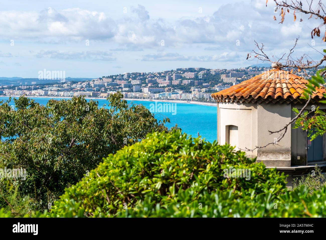 Blick auf das türkisfarbene Meer, Strand, Bucht der Engel, die Stadt und die Burg Aufzug von einem niedrigeren Lookout Bereich auf Castle Hill in Nizza Frankreich Stockfoto