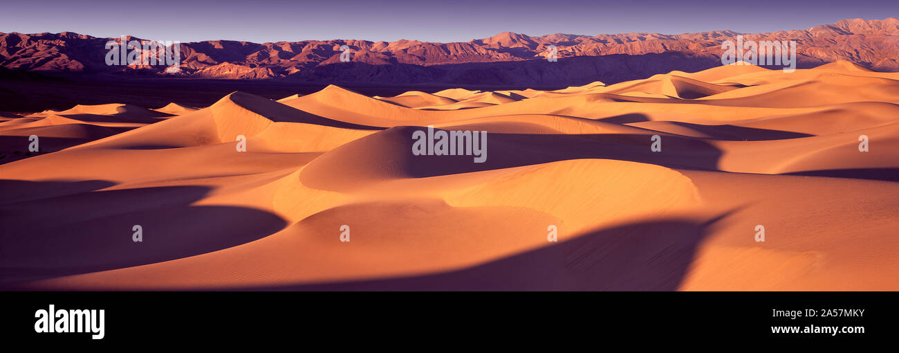 Sanddünen in der Wüste, Death Valley Nationalpark, Kalifornien, USA Stockfoto