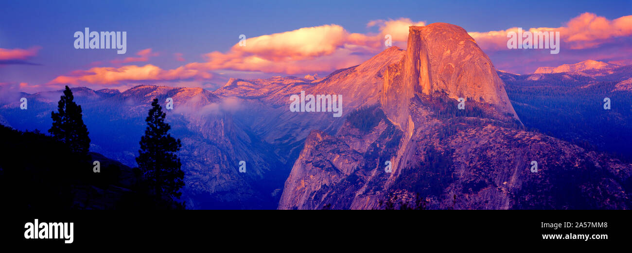 Sonnenlicht fällt auf einem Berg, Half Dome, Yosemite Valley, Yosemite National Park, Kalifornien, USA Stockfoto