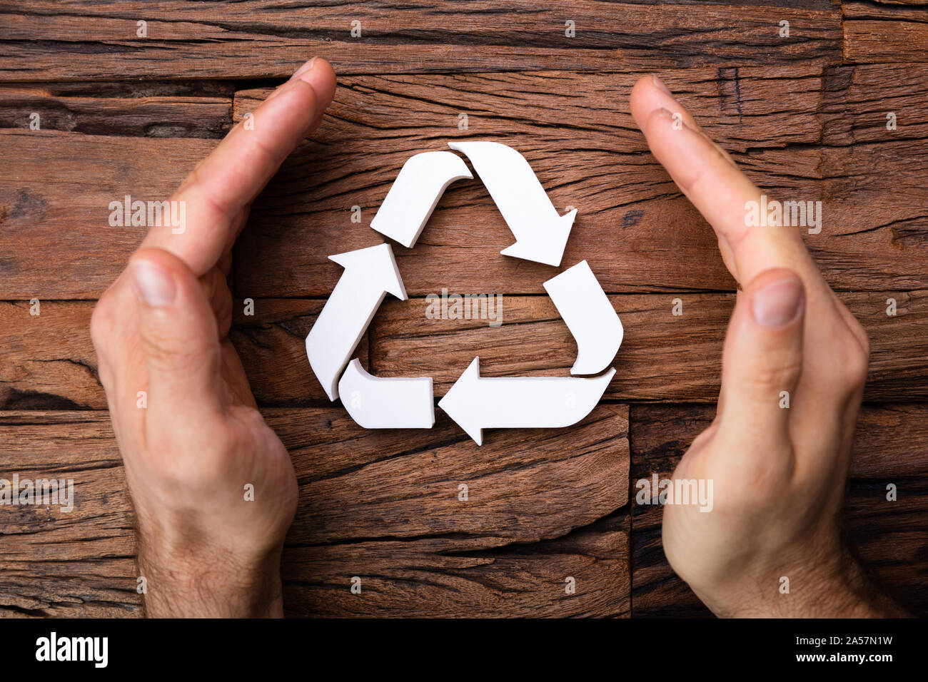 Hände schützen Recycling Symbol in den Umweltschutz Konzept Stockfoto