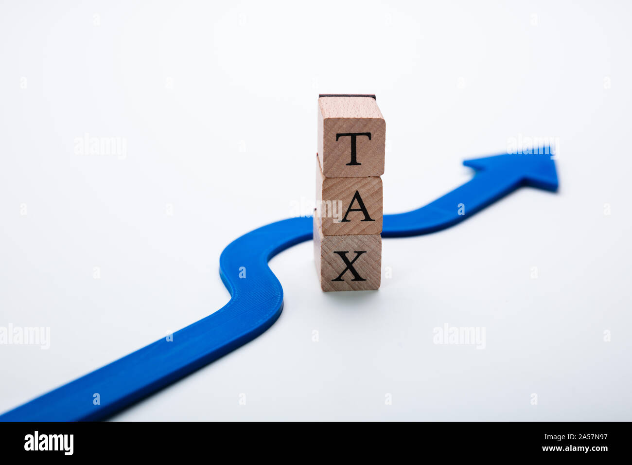 Pfeil um Wort Steuer Steuerhinterziehung Konzept gehen Stockfoto