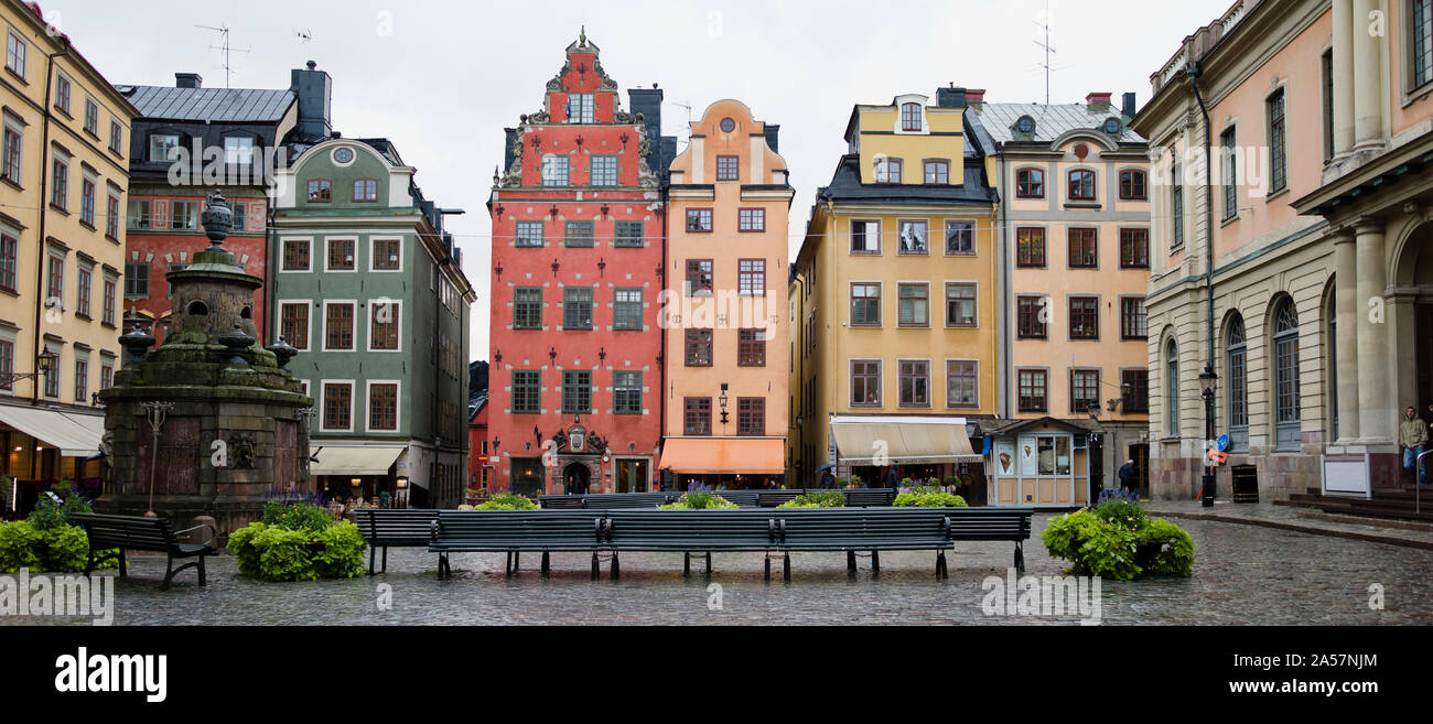 Bänke an einem kleinen öffentlichen Platz Stortorget, Gamla Stan, Stockholm, Schweden Stockfoto