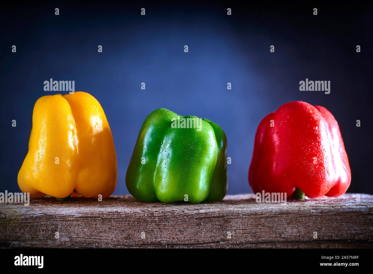 Rote, gelbe, grüne Paprika in einem hölzernen Tisch. Gesunde Ernährung Stockfoto