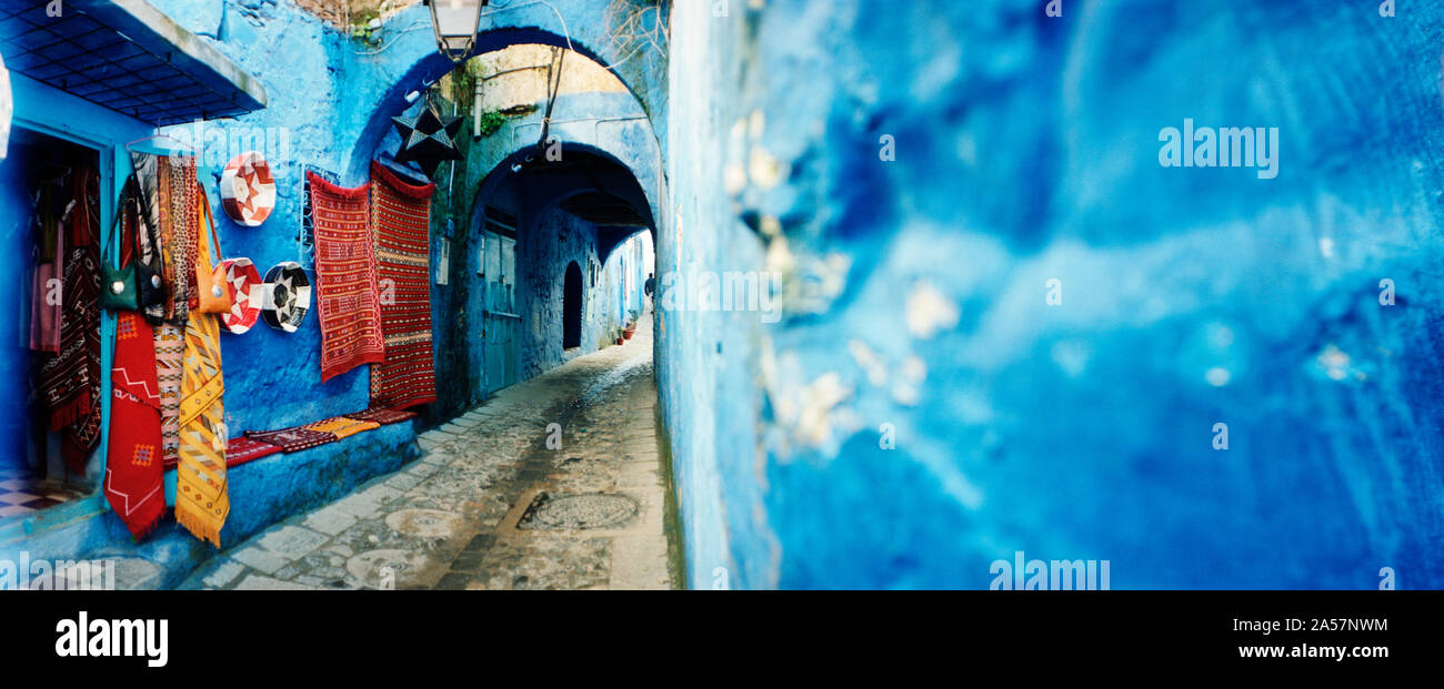 Die engen Gassen der Medina sind alle blau lackiert, Chefchaouen, Marokko Stockfoto