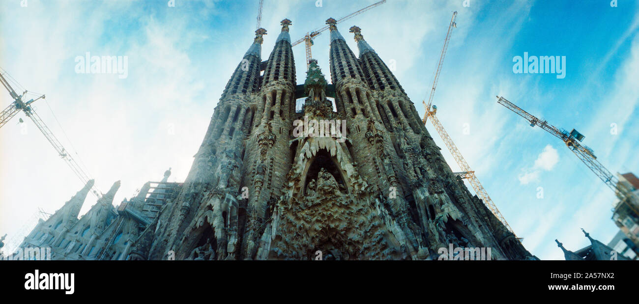 Low Angle View einer Kirche von dem katalanischen Architekten Antonio Gaudi, die Sagrada Familia, Barcelona, Katalonien, Spanien, Stockfoto