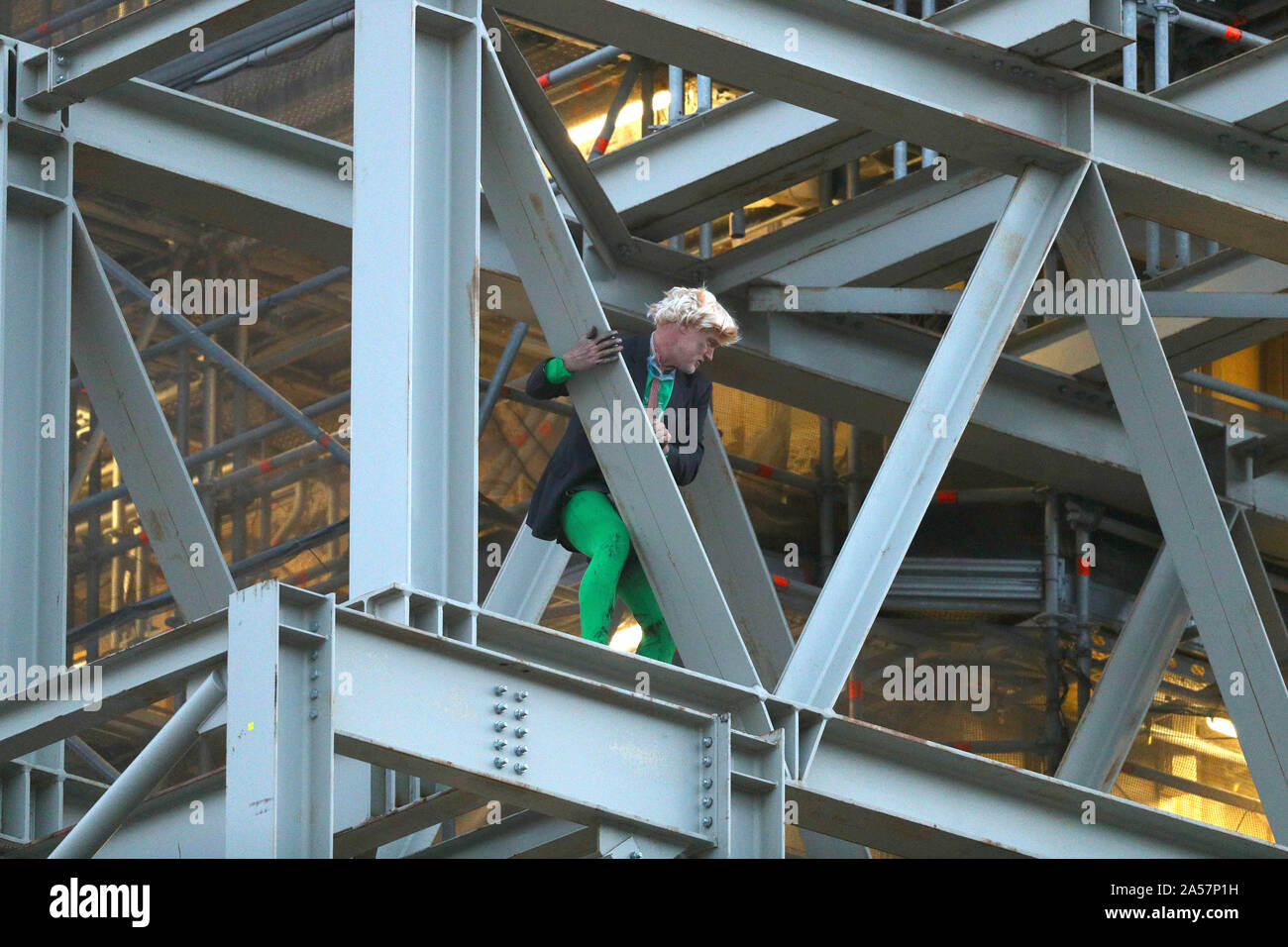 Aussterben Rebellion Demonstrant Ben Atkinson aus Rydal, in Cumbria, hält auf dem Gerüst umliegenden Elizabeth Tower, in dem sich Big Ben, die Houses of Parliament, Westminster, London. Stockfoto