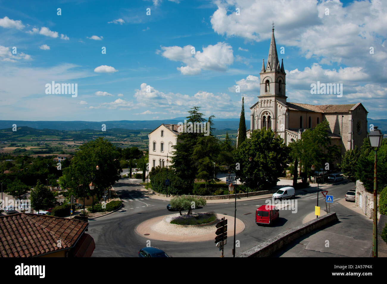 Hohe Betrachtungswinkel und einer Kirche, Bonnieux, Vaucluse, Provence-Alpes-Cote d'Azur, Frankreich Stockfoto